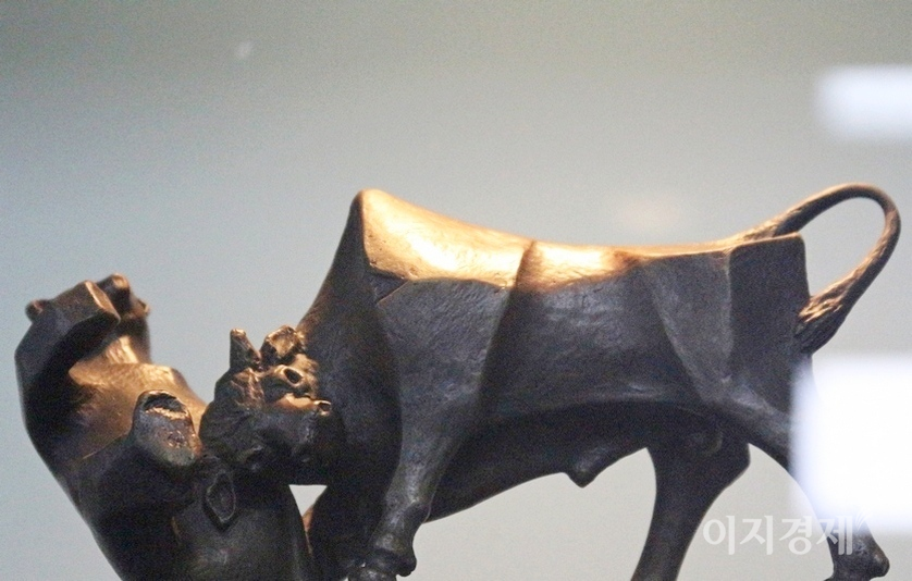 올해도 주가가 고공행진할 것으로 보여 증권사 실적 역시 고성장을 지속할 전망이다. 상승장인 황소가 하락장을 뜻하는 곰을 들이받고 있다. 사진=양지훈 기자