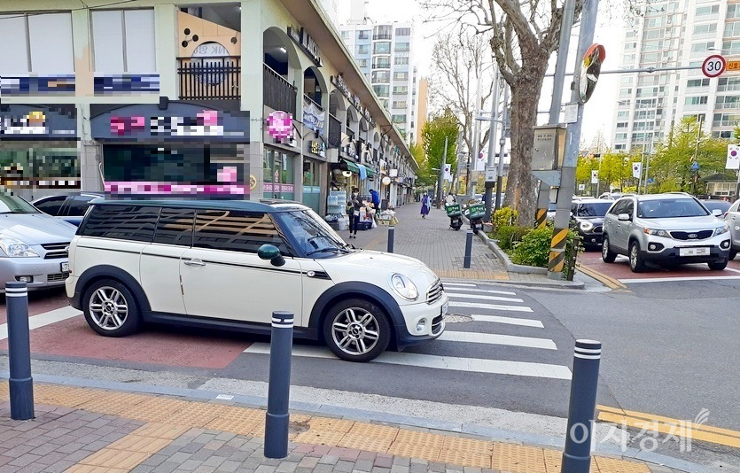 방배로를 달리는 기아차 스포티지는 정확하게 정지선에 멈췄다. 정지선에 멈추는 기준은 차량 앞바퀴가 아니라 앞범퍼다. 사진=정수남 기자