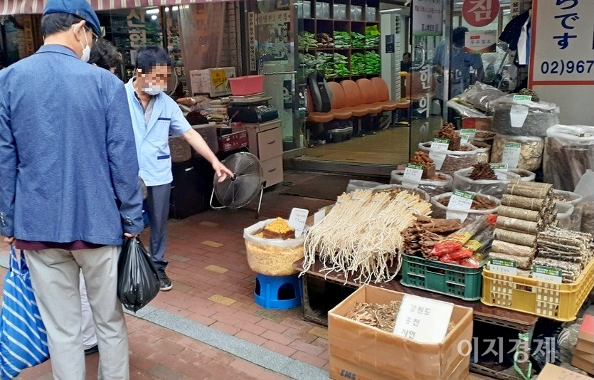 hy가 신소재 ‘발효 녹용농축액’ 개발과 상품화를 마치고 B2B 사업 확대에 나선다. 서울 제기동 약령시장 모습. 사진=김보람 기자