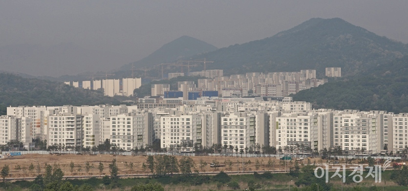 LH는 올해 주거복지 업무 추진 목표를 ‘국민이 체감하는 든든한 주거생활 안전망 구축’으로 정하고, 임대주택 13만2000호를 공급한다. LH가 서민 주거 안정을 위해 2010년대 개발한 서울 강남 세곡동. 사진=이민섭 기자