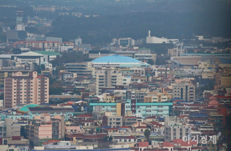 지난해 상반기 현재 외국인 소유 토지 면적은 2041만2000㎡로 2016년보다 70%(841만4000㎡) 급증했다. 중국인은 제주도의 외국인 소유 필지(1만5431건) 73%(1만1267건)을 차지하고 있다. 같은 기간 130% 급증했다. 제주시 전경. 사진=이민섭 기자