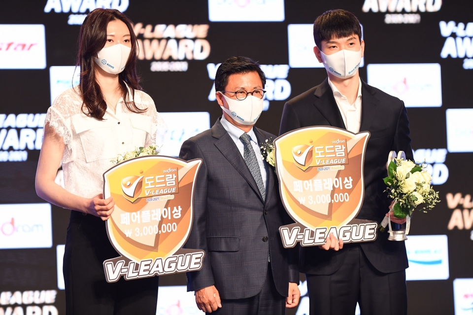 양효진(왼쪽부터) 현대건설 선수, 조익성 동아오츠카 대표이사, 이승원 삼성화재 선수가 4월 19일 서울 용산구 그랜드 하얏트 호텔에서 개최된 2020-2021 V-리그 시상식에서 기념촬영을 하고 있다. 사진=동아오츠카