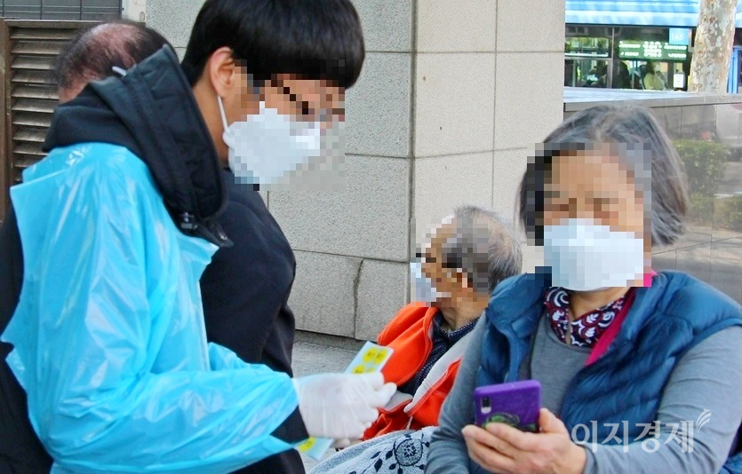 한 내원객이 서울 노원구 상계 백병원에서 모바일 방명록을 병원 직원에게 보여주고 있다. 사진=김보람 기자