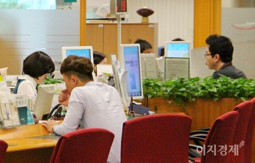 은행들은 빅테크의 도전과 강점을 의식하고 대응 전략을 적극 펼치고 있다. 시중 은행 대출 창구. 사진=문룡식 기자