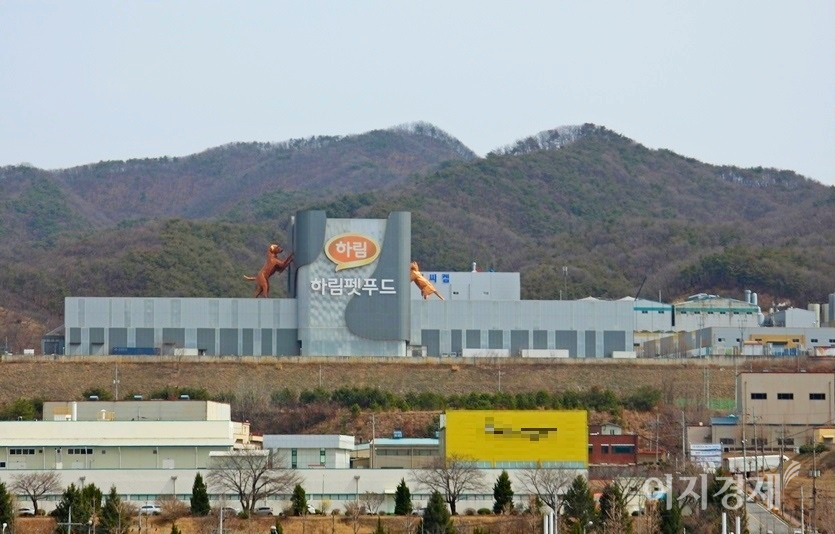 (위부터)서울시 주택가 골목, 한 시민이 자신의 집 담아래 길고양이를 위한 집과 사료를 놓았다. 충남 공주에 있는 하림 펫푸드 공장. 사진= 정수남 기자