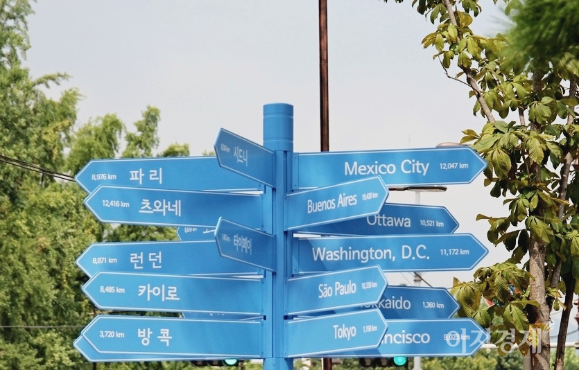 4월 넷째주 주말은 전국이 흐리다 개겠다. 낮 최고 25~26도 등으로 오르며 초여름 날씨를 보이겠다. 서울 종로 대학로에 있는 이정표. 사진=김보람 기자