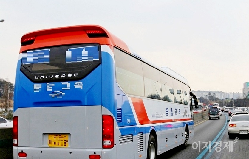 4월 넷째주 주말 고속국도 예상 교통량은 토요일 495만대, 일요일 434만대다. 서울 경부고속국도의 지난 주말 모습. 사진=김보람 기자