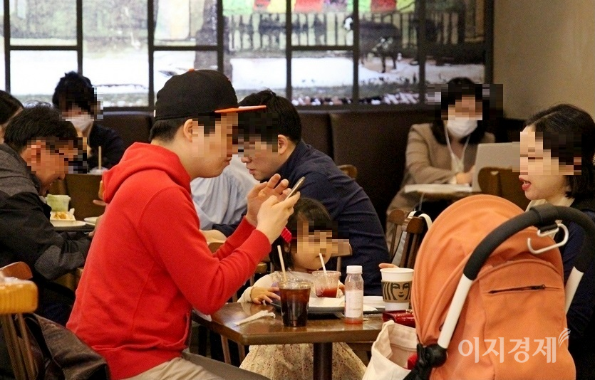 방역당국과 국민이 코로나19에 대해 감각이 무뎌지면서, 4차 대유행이 현실이 되고 있다. 이날 아침 서울 한 커피전문점 모습. 아이도 부모도, 옆 자리 어른들도 취식이 끝났지만 마스크를 쓰지 않고 대화하고 있다. 사진=김보람 기자