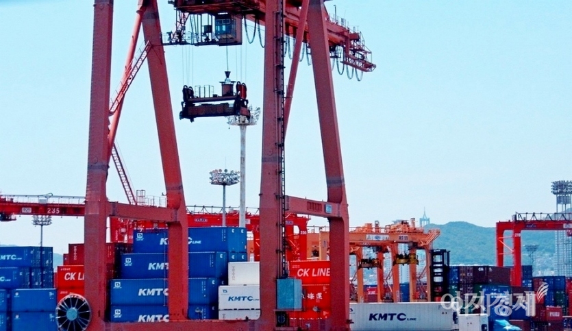 지난해 화장품 수출액이 61억2200만달러로 2019년보다 14.8% 증가했다. 부산 컨테이너항 전경. 사진=김보람 기자