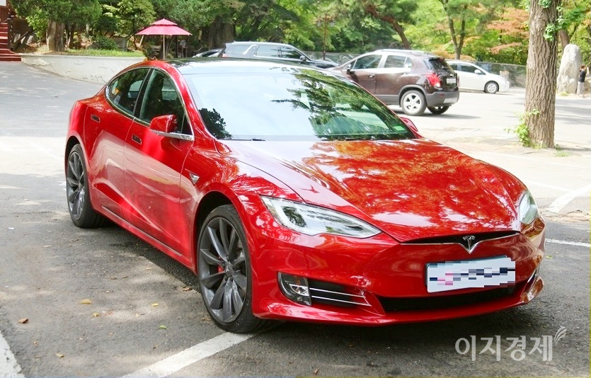 2009년 여름 강원도 하조대 해수욕장과 서울 강북에서 각각 잡힌 테슬라 (위부터)모델X와 모델S. 사진=정수남 기자