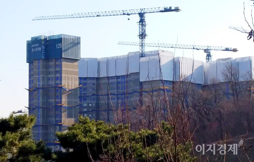 8일 외국인과 기관의 매도에 코스피는 전날보다 0.16포인트 내린 3137.25에 출발했다. 반면, 건설업과 전기가스업, 의료정밀 등은 상승하고 있다. 아파트 건설현장. 사진=양지훈 기자