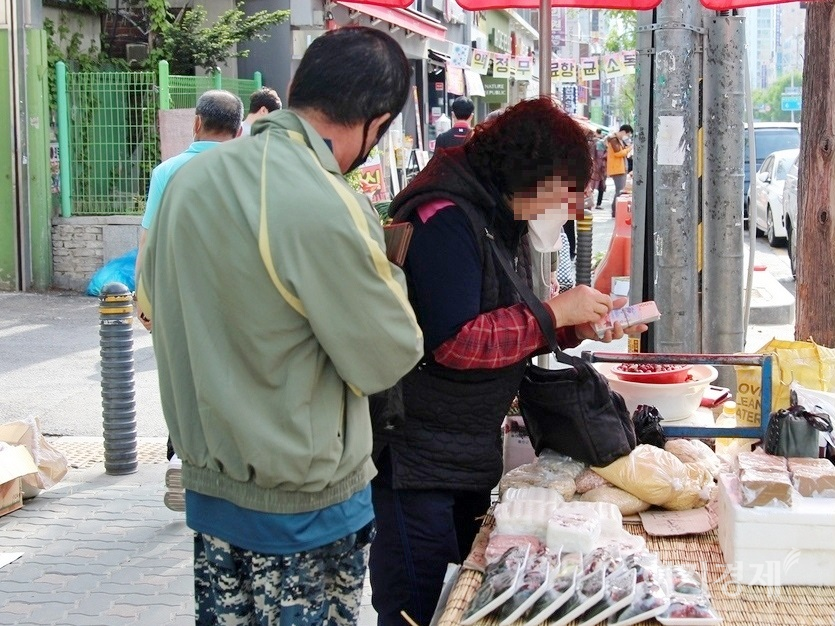 떡과 미수가루, 도토리묵 등을 파는 노점,