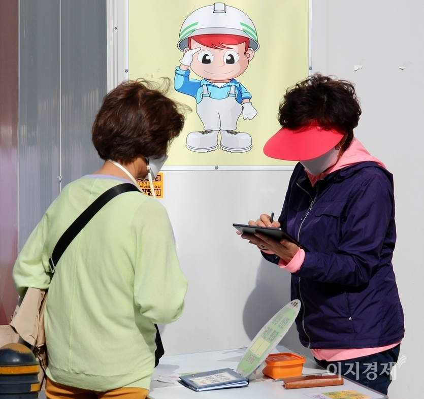 공사장 한켠에 마련된 한 카드사의 고객 모집 탁자 등에 손님이 각각 1명 뿐이다. 사진=이상 정수남 기자