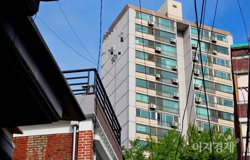 경기도 성남시 중원구에 자리한 OO아파트를 인근 주택가 골목에서 잡았다. 이 아파트는 1995년 중반 완공했으며, 단일 실평수 83.63㎡의 1000세대 대규모 단지에 자리했다. 이 아파트의 2006년 매매가는 2억6000만원. 사진=정수남 기자