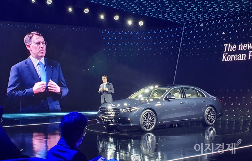 토마스 클라인 메르세데스-벤츠 코리아 대표이사 사장이 서울 중구 을지로 소재 DDP에서 열린 ‘더 뉴 메르세데스-벤츠 S클래스 코리안 프리미어'에 참석해 더 뉴 S 클래스에 대해 설명하고 있다. 사진=이민섭 기자