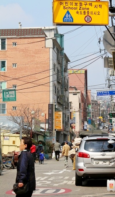 5030 정책은 자동차 주행 속도를 도심 간선도로의 경우 50㎞/h 미만, 기존 어린이보호구역 30㎞/h 미만을 이면도로 전역으로 확대했다. 수도권 한 도시의 어린이 보호구역. 사진=정수남 기자