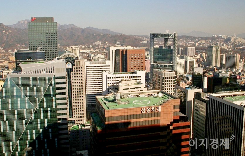 수입보험료 기준 지난해 4분기 보험사 카드납지수는 생명보험사 4.5%, 손해보험사 28.6%로 각각 집계됐다. 보험사 본사가 대거 자리한 서울 중구과 종로구 모습. 사진=양지훈 기자