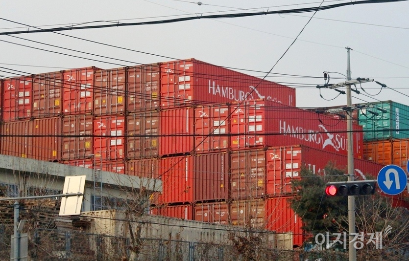 2월 우리나라의 경상수지가 흑자를 기록하면서 9개월 연속 흑자 행진을 지속했다. 경기도 의왕 수출입컨테이너기지. 사진=문룡식 기자