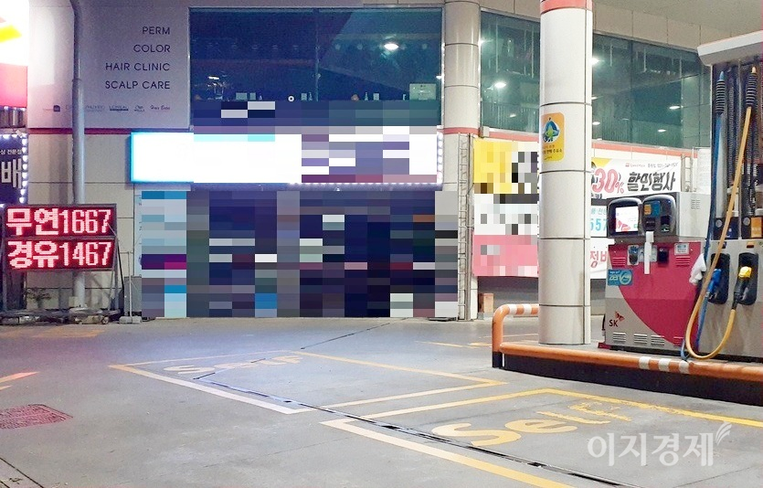 국제 유가가 하락하면서, 국내 유가 역시 약세로 돌아섰지만, 조정기가 끝나면 다시 오를 것이라는 전망이다. 경기도 성남시 중원구 산성대로에 있는 셀프주유소의 이번주 유가 현황. 사진=정수남 기자