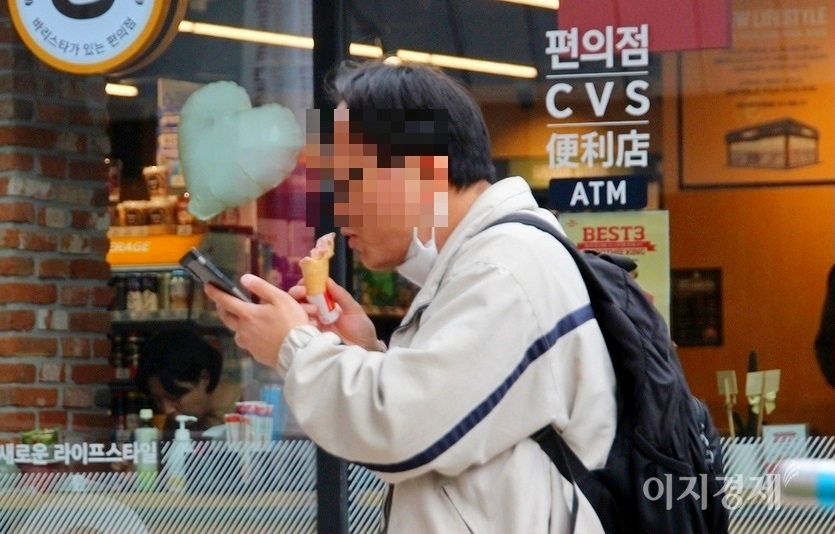 서울지하철 2호선 삼성역에서 복합쇼핑몰인 코엑스로 들어가는 밀레니엄 플라자. (위부터)한 50대 남자와 30대 여성이 많은 행인에도 불구하고 마스크를 벗고 취식을 하고 있다. 사진=정수남 기자