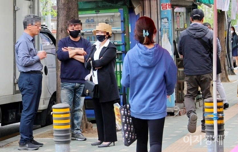 지하철 분당선 성남 태평역 인근. 한 60대 남성이 행인들을 아랑곳하지 않은 채 마스크를 벗고 커피를 마시면서 동료들과 이야기를 나누고 있다. 사진=정수남 기자