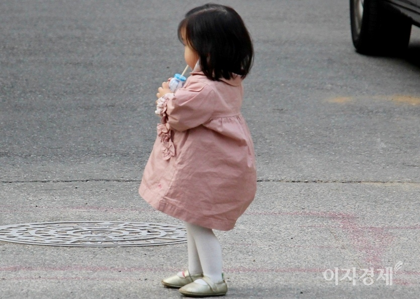 이제 걷기 시작한 꼬마 역시 엄마의 묵인으로 마스크를 벗고 음료수를 마시고 있다. 사진=정수남 기자