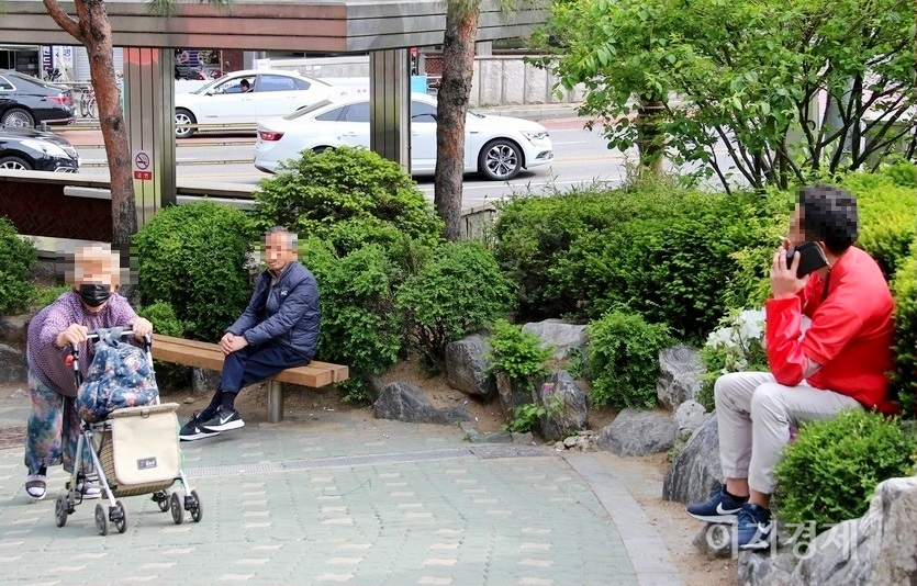 지하철 분당선 태평역 출구. 한 40대 남성이 마스크를 벗고 담배를 피우고 있으며, 70대 노인은 아예 마스크를 착용하지 않았다. 두 사람 옆을 80대 노파가 힘겹게 지나가고 있다. 지하철 출구 10미터 내 흡연은 과태료 10만원 대상이다. 사진=정수남 기자