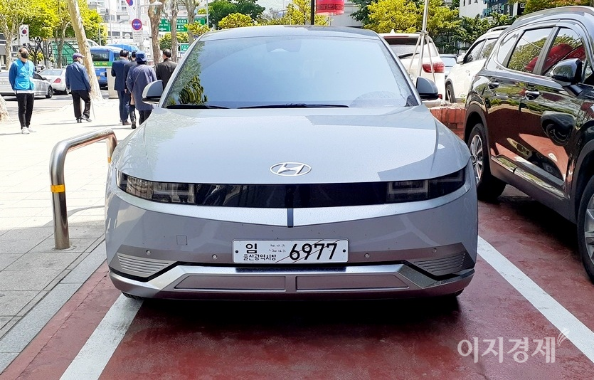 국내에서 안정적으로 성장하고 있는 현대차와 기아차도 이달 다양한 구매 혜택을 제공한다. 현대차 신형 전기차 아이오닉5. 사진= 정수남 기자