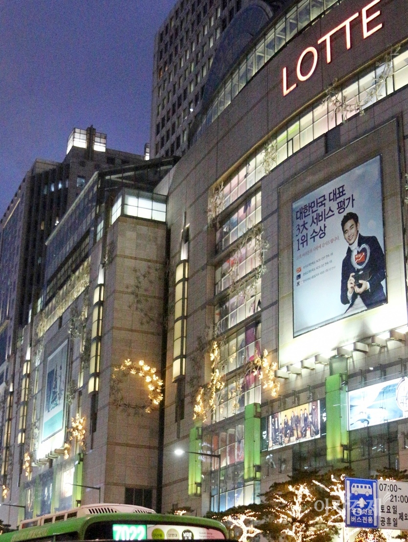 롯데백화점은 9일까지 설화수, 후, 랑콤, 키엘 등 42개 화장품 브랜드가 참여하는 ‘코스메틱 페어’를 전국에서 진행한다. 롯데백화점 서울 소공동 본점. 사진=김보람 기자