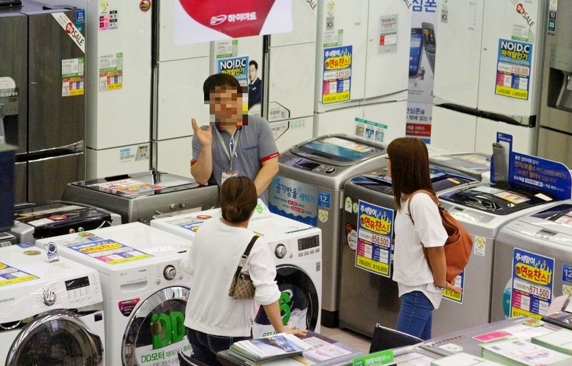 가전업계는 집콕 생활을 위한 다채로운 가전과 가구에 투자하는 고객을 잡기 위해 ‘가전테리어’ 수요 잡기에 나섰다. 모든 가전늘 비교해 구매할 수 있는 롯데하이마트 모습. 사진=이민섭 기자