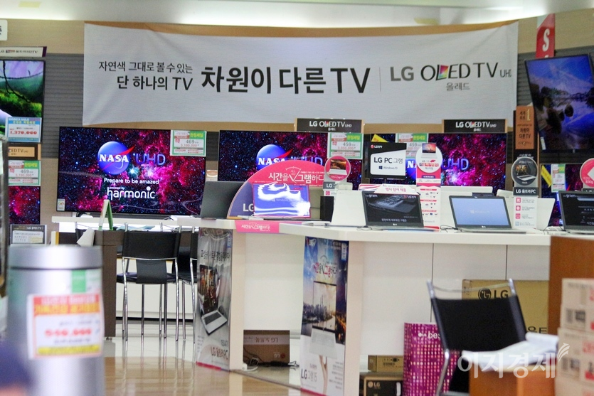 LG전자도 맞춤형 가전 ‘오브제컬렉션’에 에어컨과 냉장고, 공기청정기를 출시하며 제품군을 14종으로 늘렸다. LG전자 베스트 샵. 사진=이민섭 기자