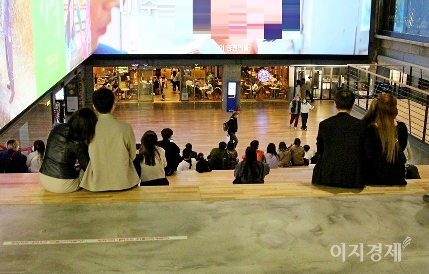 3일 0시 현재 코로나19 국내 누적 확진자는 12만3728명으로 전날보다 488명 늘었다. 지난 주말 서울 삼성동 코엑스에 있는 한 복합상영관. 영화를 보기 위해 관람객들이 거리두기 없이 앉아서 기다리고 있다. 사진=김보람 기자