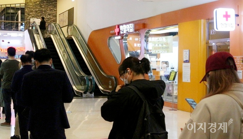 같은 날 코엑스 헌혈의집 앞에 있는 약국 모습. 당시 마스크 판매 5부제 시행으로 마스크를 사기 위해 길게 줄이 만들어 졌다. 사진=정수남 기자