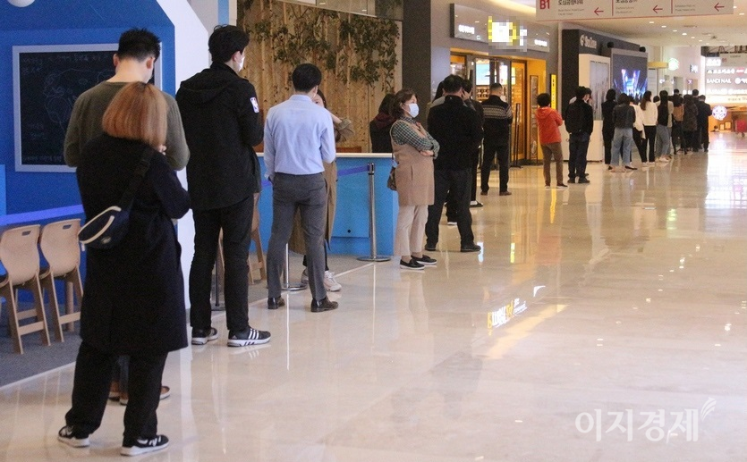 같은 날 코엑스 헌혈의집 앞에 있는 약국 모습. 당시 마스크 판매 5부제 시행으로 마스크를 사기 위해 길게 줄이 만들어 졌다. 사진=정수남 기자