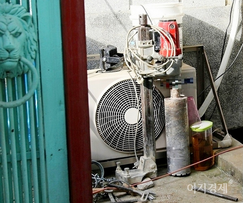 서울 변두리 주택가. 집수리에 사용하는 공구 사이로 물병이 놓여 있다. 사진=정수남 기자