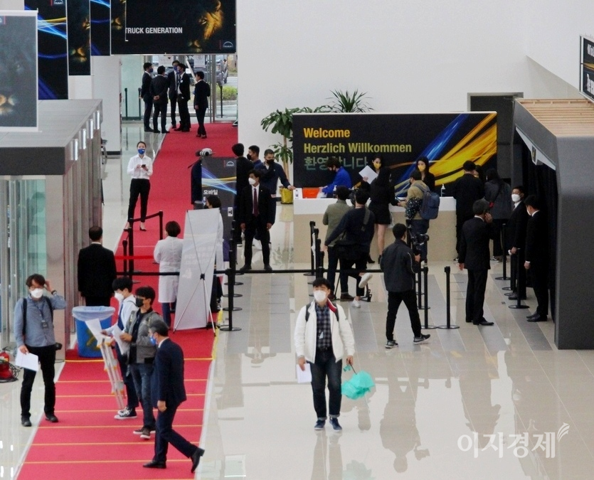 이날 행사는 코로나19 학산 방지을 위해 철저한 방역 이후 진행됐다. 만트럭버스코리아는 행사장 입구에서 4중 점검으로 코로나19 감염 여부를 확인했다. 사진=정수남 기자