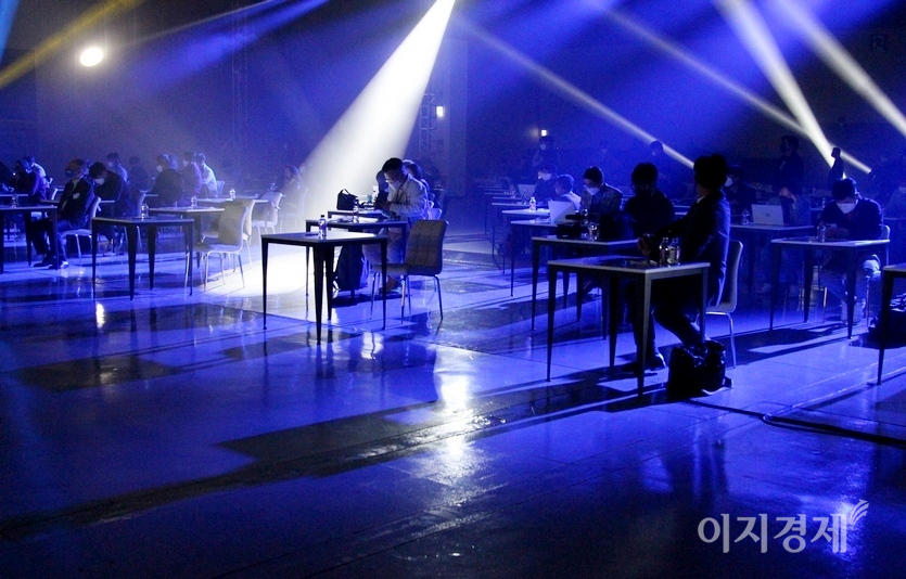 만트럭버스코리아는 행사장에 2미터 이상 거리두기를 유지해 자리를 배치했다. 사진=정수남 기자