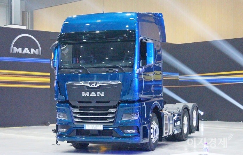 이날 선보인 TGX 트랙터. 사진=정수남 기자