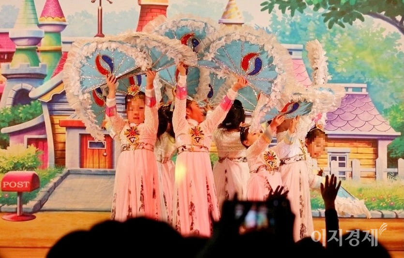 경기도 성남시에 있는 한 어린이집에서 코로나19 이전인 2019년 어린이날 가진 재롱잔치 모습. 사진=이지경제