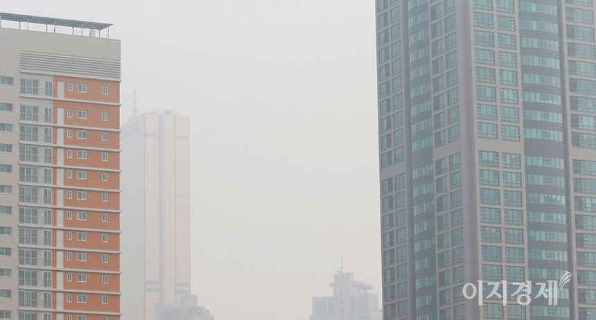 어린이날인 5일은 전국 대부분이 맑겠지만, 일부 지역에서는 황사가 일겠다. 최근 미세먼지가 낀 서울 도심 모습. 사진=이지경제