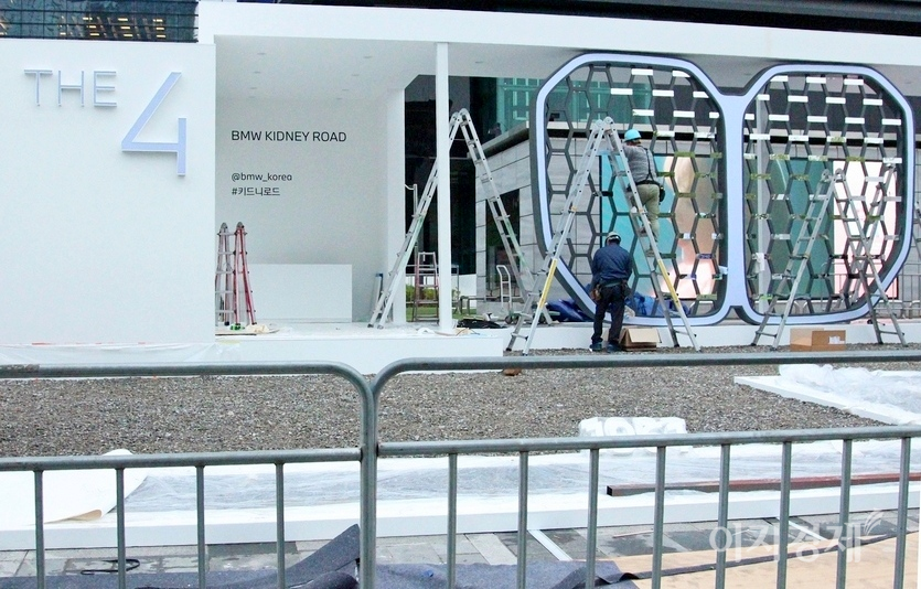 BMW가 지난달 국내 선보인 스포츠 세단 M4와 M3의 대형 홍보부스를 서울 삼성동 SM사옥 앞에 만들고 있다. BMW의 패밀리룩인 대형 키드니그릴이 전시 부스 가운데를 차지하고 있다. 사진=정수남 기자
