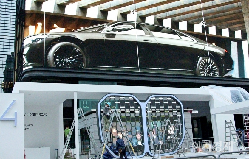 반면, 벤츠는 SM엔터 사옥 외벽에 설치된 액정표시장치(LCD)를 통해 지난달 하순 출시한 고급 세단 신형 ‘S 클래스’를 알리고 있다. 벤츠는 1년 365일 이곳을 통해 자사의 전략 모델을 꾸준히 홍보한다. 사진=정수남 기자