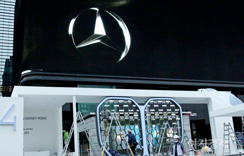 반면, 벤츠는 SM엔터 사옥 외벽에 설치된 액정표시장치(LCD)를 통해 지난달 하순 출시한 고급 세단 신형 ‘S 클래스’를 알리고 있다. 벤츠는 1년 365일 이곳을 통해 자사의 전략 모델을 꾸준히 홍보한다. 사진=정수남 기자