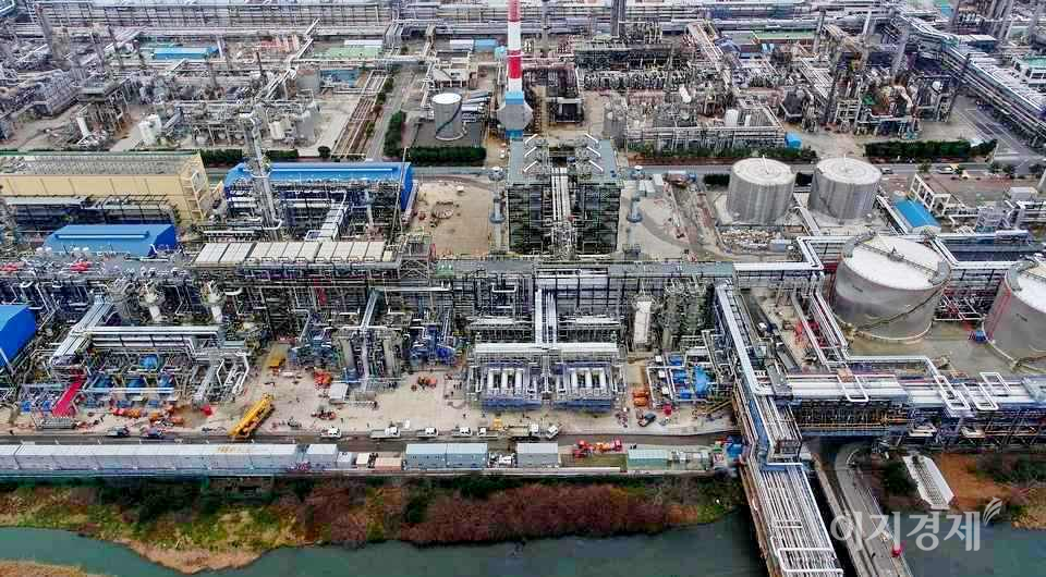 6일 코스피가 전거래일보다 0.35포인트 오른 3147.72에 출발했지만, 이후 하락하고 있다. 다만, 석유화학과 철강주는 강세를 보이고 있다. SK이노베이션 울산공장. 사진=SK이노베이션