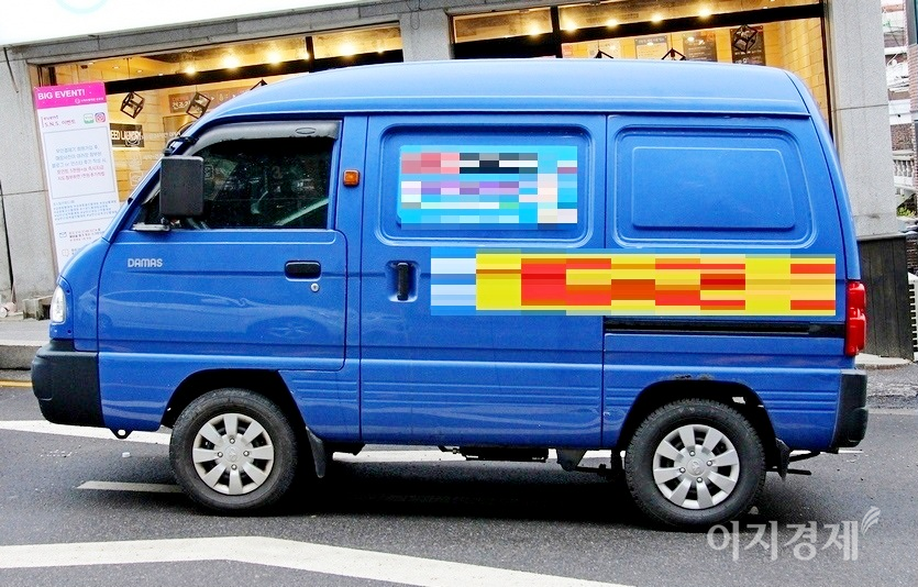 주인공 소희는 부산에서 엄마와 함께 중고서점을 운영하면서, 3월 단정된 한국GM의 경상용차 다마스를 애마로 사용한다. 사진=정수남 기자