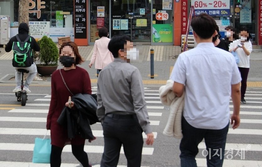 횡단보도나 인도에서는 이륜차를 끌고 걸어가야 한다. 사진=정수남 기자