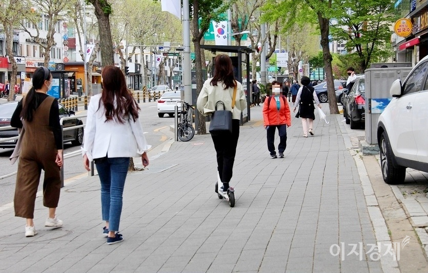 횡단보도나 인도에서는 이륜차를 끌고 걸어가야 한다. 사진=정수남 기자