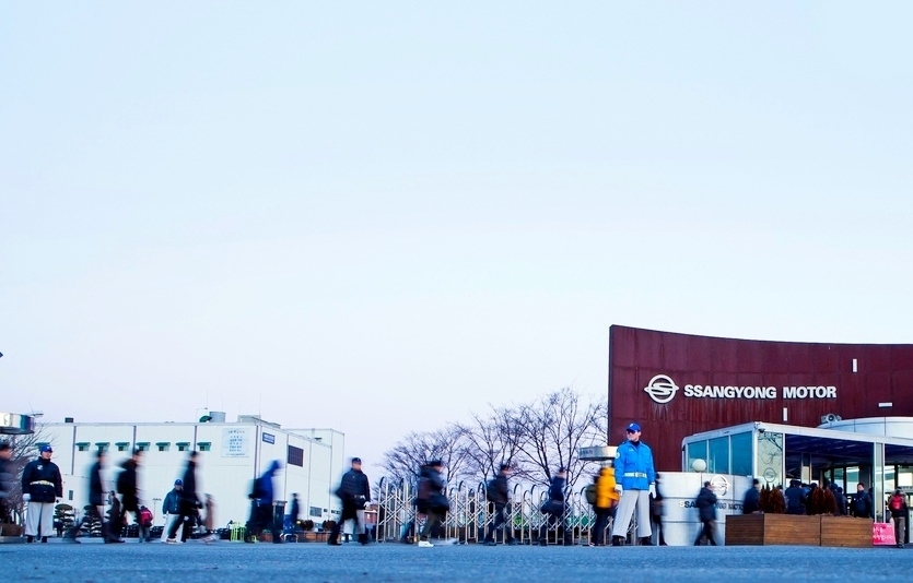 쌍용차는 1954년 1월 출범한 ‘하동환 자동차제작소’를 모태로 한다. 그동안 자의반 타의반으로 4번 주인이 바뀌었다. 쌍용차 평택 본사와 공장 정문. 사진=쌍용차