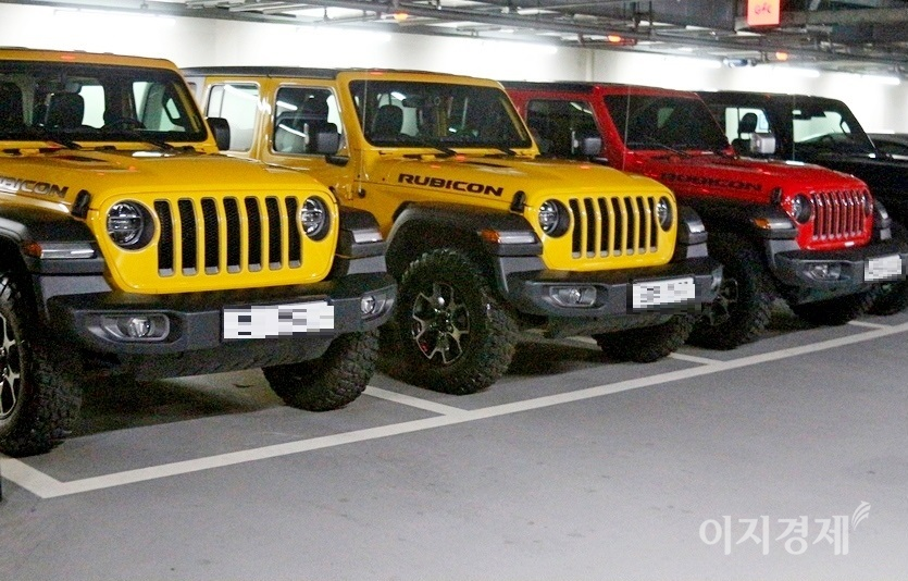 지프는 한국 완성차 트렌드가 친환경인 점을 고려해 자사의 대표 모델인 랭글러의 플러그인 하이브리드 모델을 하반기 국내에 출시한다. 내연기관 랭글러. 사진=정수남 기자