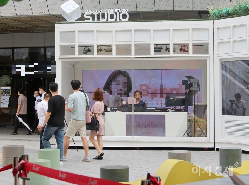 코로나19 2차 대확산 직전인 지난해 8월 7일 점심 시간 같은 ‘별OO’의 방송. 관객은 없고, 행인이 힐끔 스튜디오를 바라보고 지나가고 있다. 사진=정수남 기자